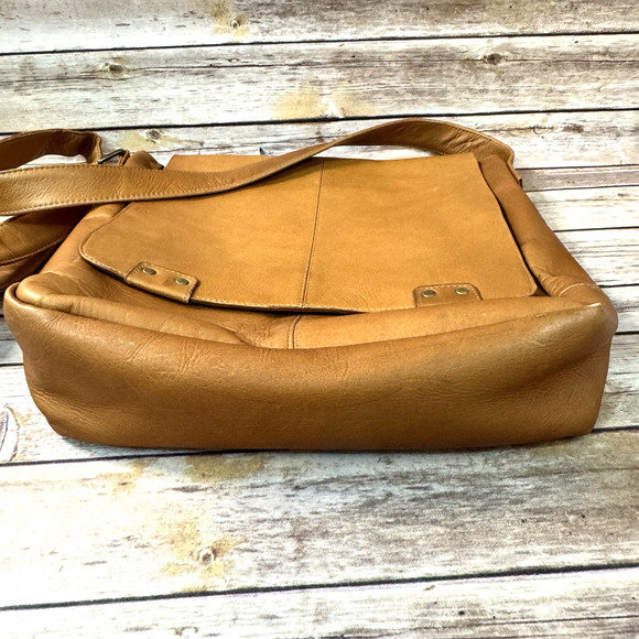 Le Donne Leather Collection Vintage Minimalist Crossbody Messenger Bag - Picture 4 of 15